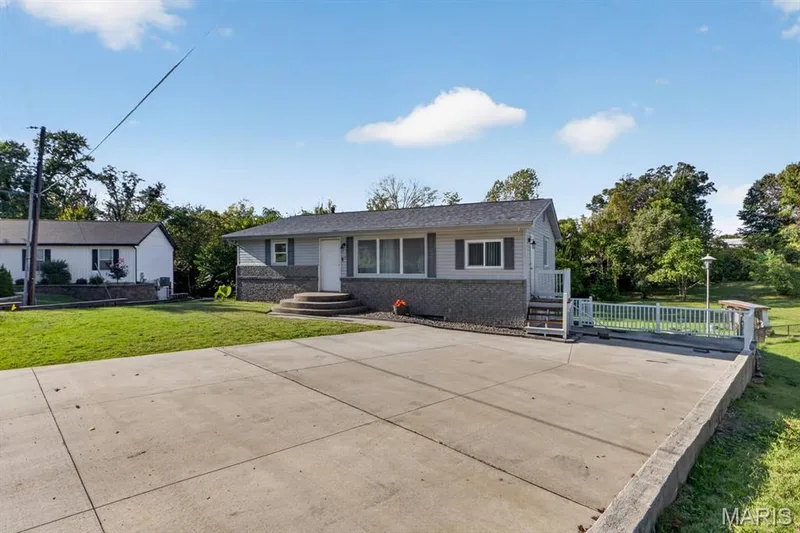 large driveway — 27 Lillian Drive, St Charles, MO 63304