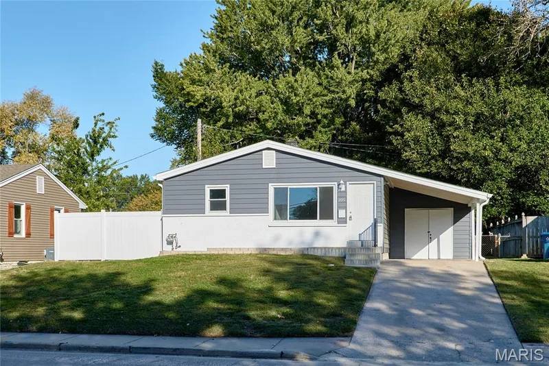 225 N Duchesne Drive, St Charles, MO 63301 — listing photo 2 of 53