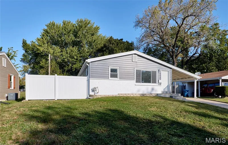 225 N Duchesne Drive, St Charles, MO 63301 — listing photo 5 of 53