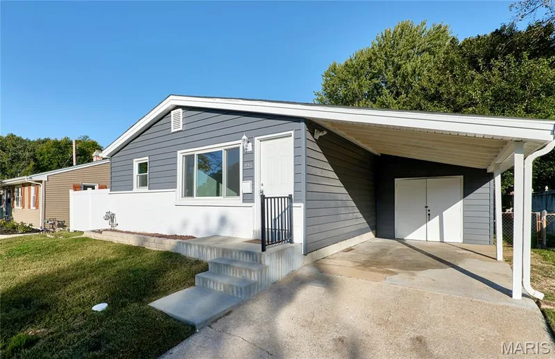 225 N Duchesne Drive, St Charles, MO 63301 — listing photo 6 of 53