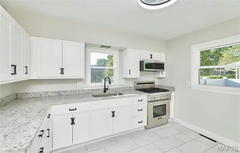 225 N Duchesne Drive, St Charles, MO 63301 — listing photo 16 of 53