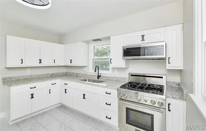 225 N Duchesne Drive, St Charles, MO 63301 — listing photo 17 of 53