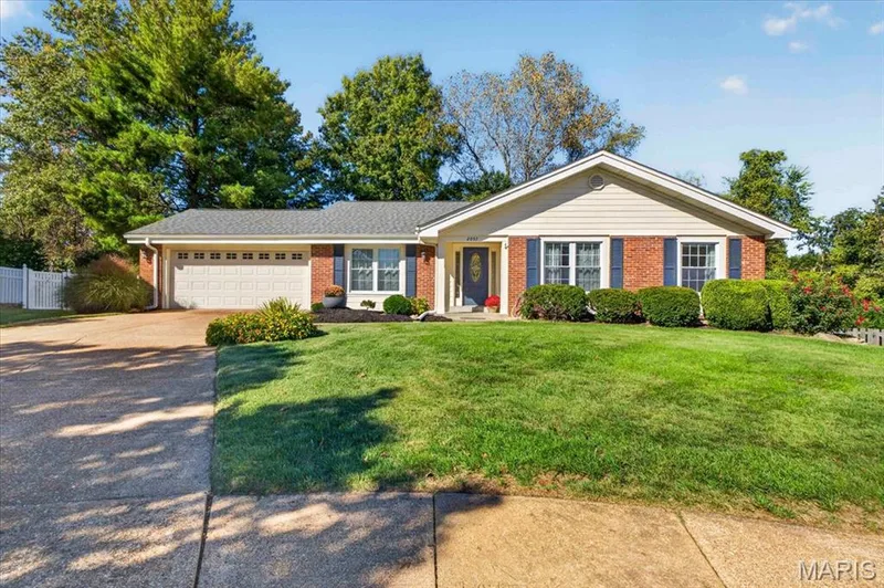 2057 Setters Hill Court, Chesterfield, MO 63017 — listing photo 2 of 38