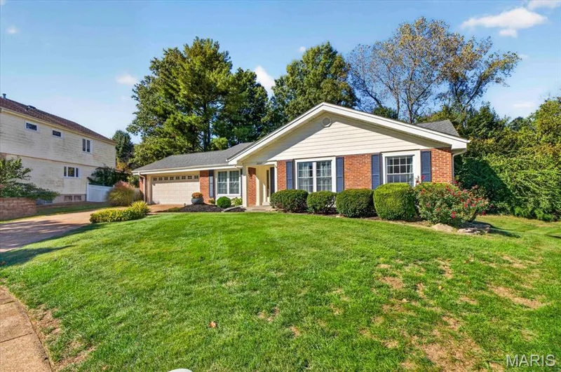 2057 Setters Hill Court, Chesterfield, MO β listing photo 1