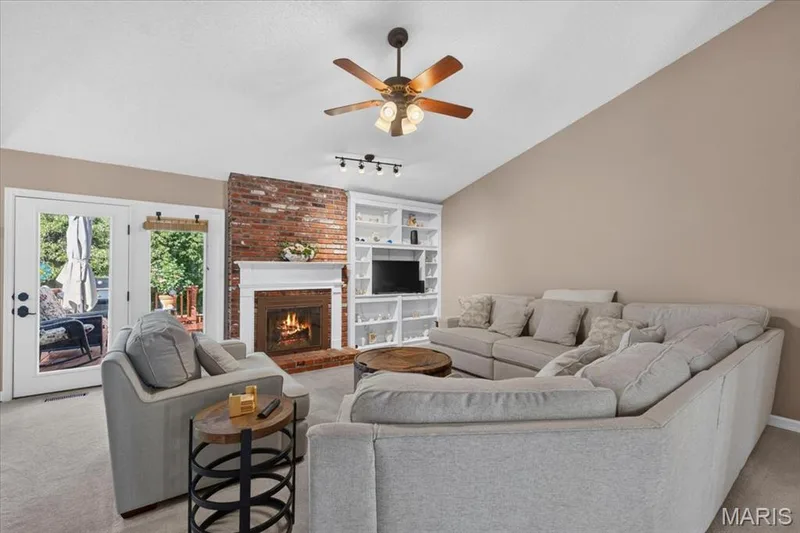 2057 Setters Hill Court, Chesterfield, MO 63017 — listing photo 4 of 38