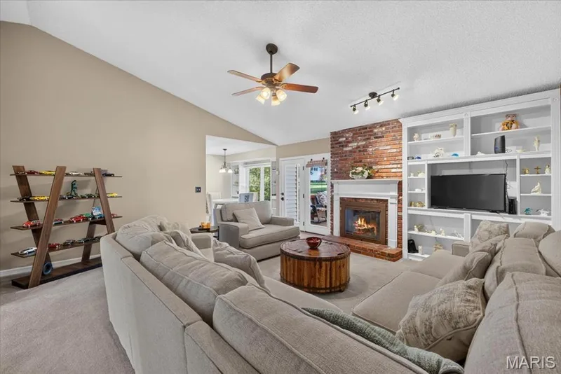 2057 Setters Hill Court, Chesterfield, MO 63017 — listing photo 5 of 38