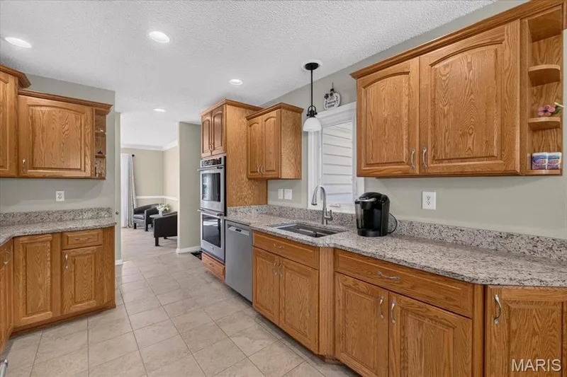 2057 Setters Hill Court, Chesterfield, MO 63017 — listing photo 10 of 38