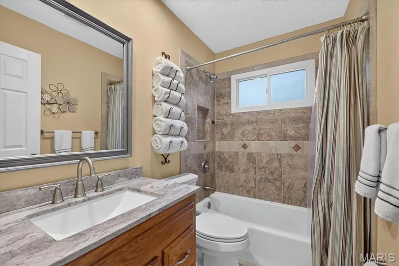 2057 Setters Hill Court, Chesterfield, MO 63017 — listing photo 16 of 38