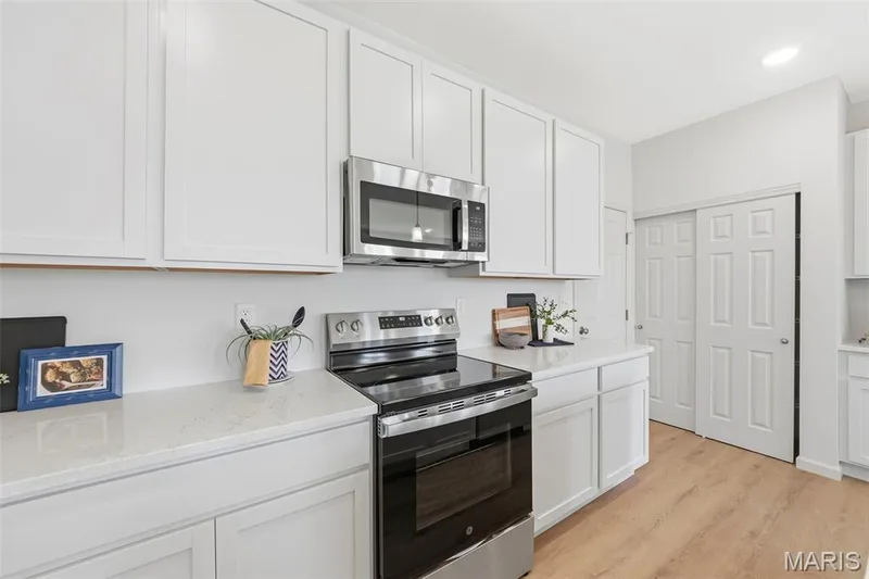SS appliances! — 2994 Memphis Street, St Charles, MO 63301