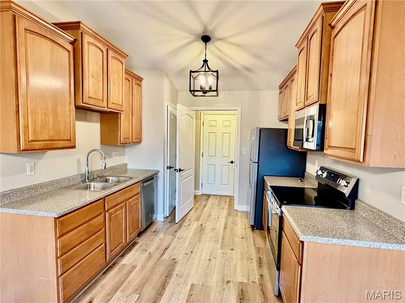 Custom cabinets with stainless appliances and main floor laundry off garage — 22 Ivy Brook Court, Wentzville, MO 63385